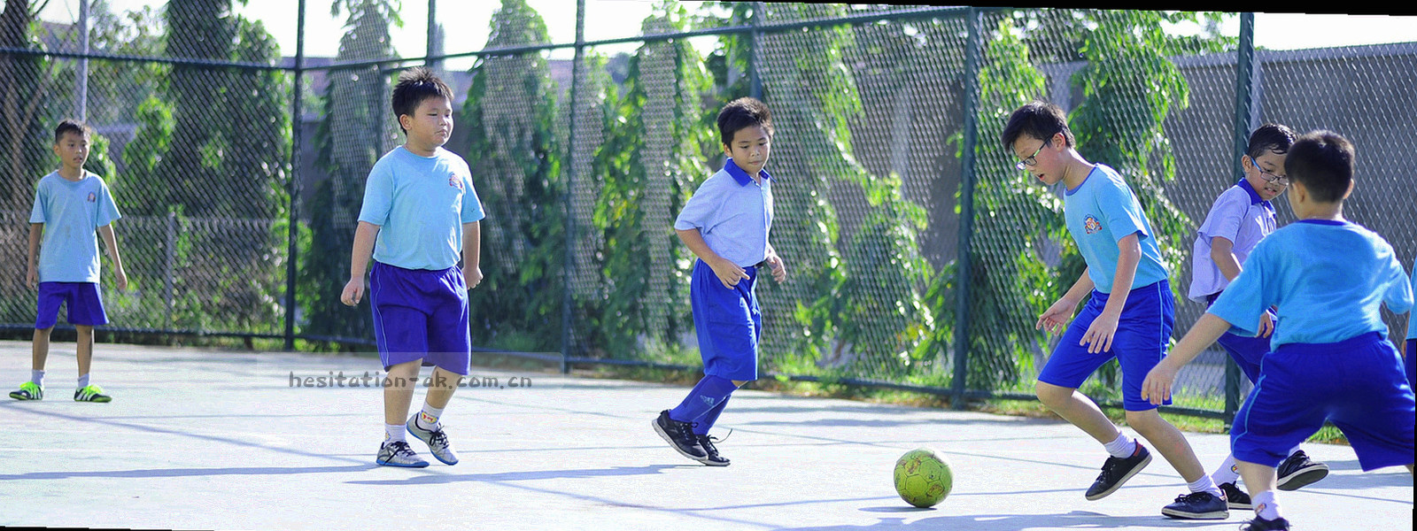 高原夜空下远处灯光的抽象摄影，深蓝底色上散落金色点状光